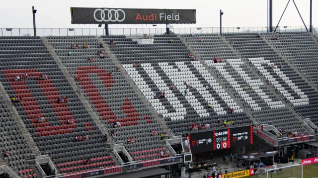 Tribun Audi Field, kandang D.C. United di Washington, dengan papan nama stadion