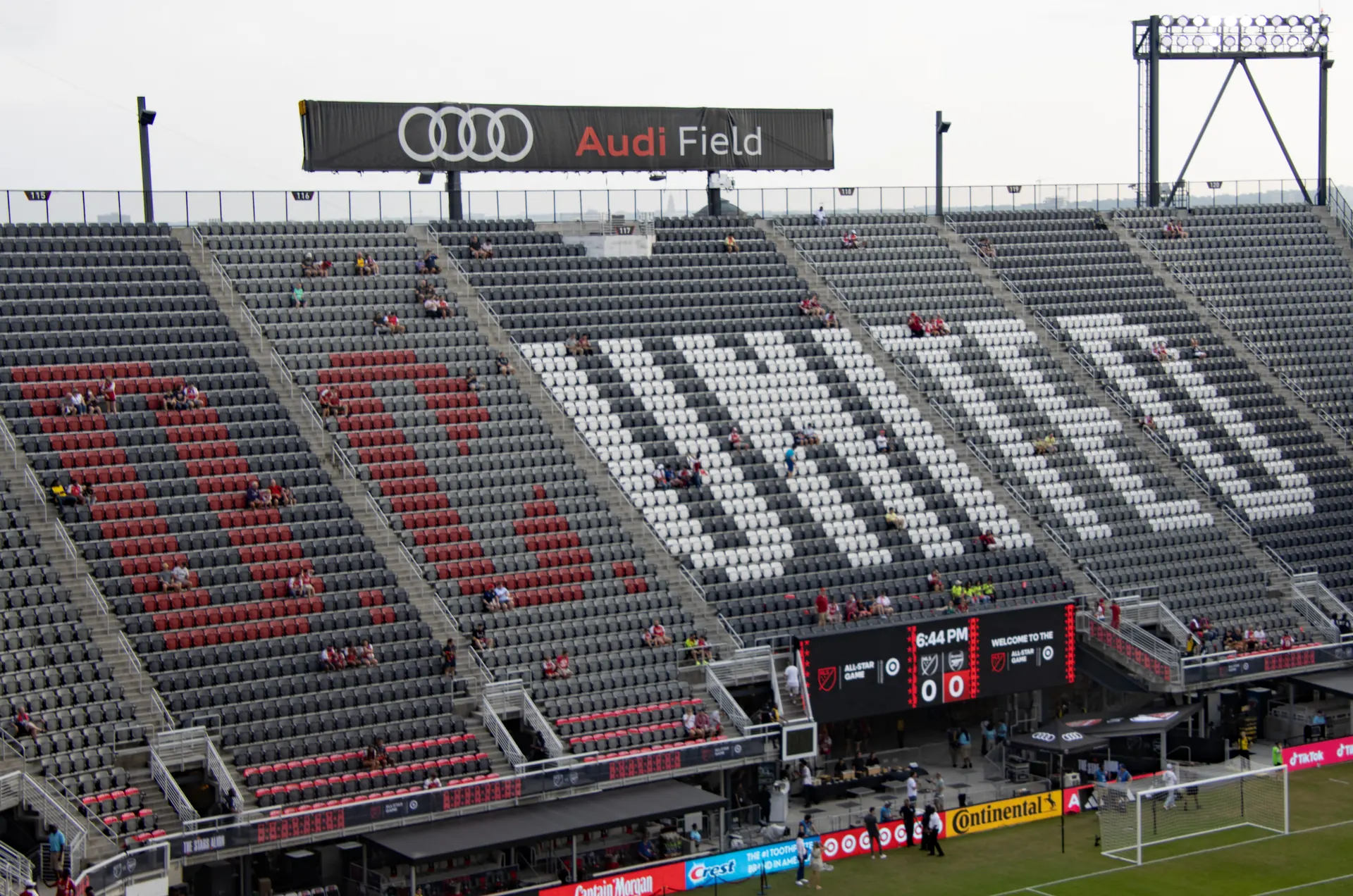 Tribun Audi Field, kandang D.C. United di Washington, dengan papan nama stadion