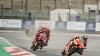 Pol Espargaro memimpin Francesco Bagnaia saat balapan MotoGP basah di Sirkuit Mandalika, Lombok, 2022