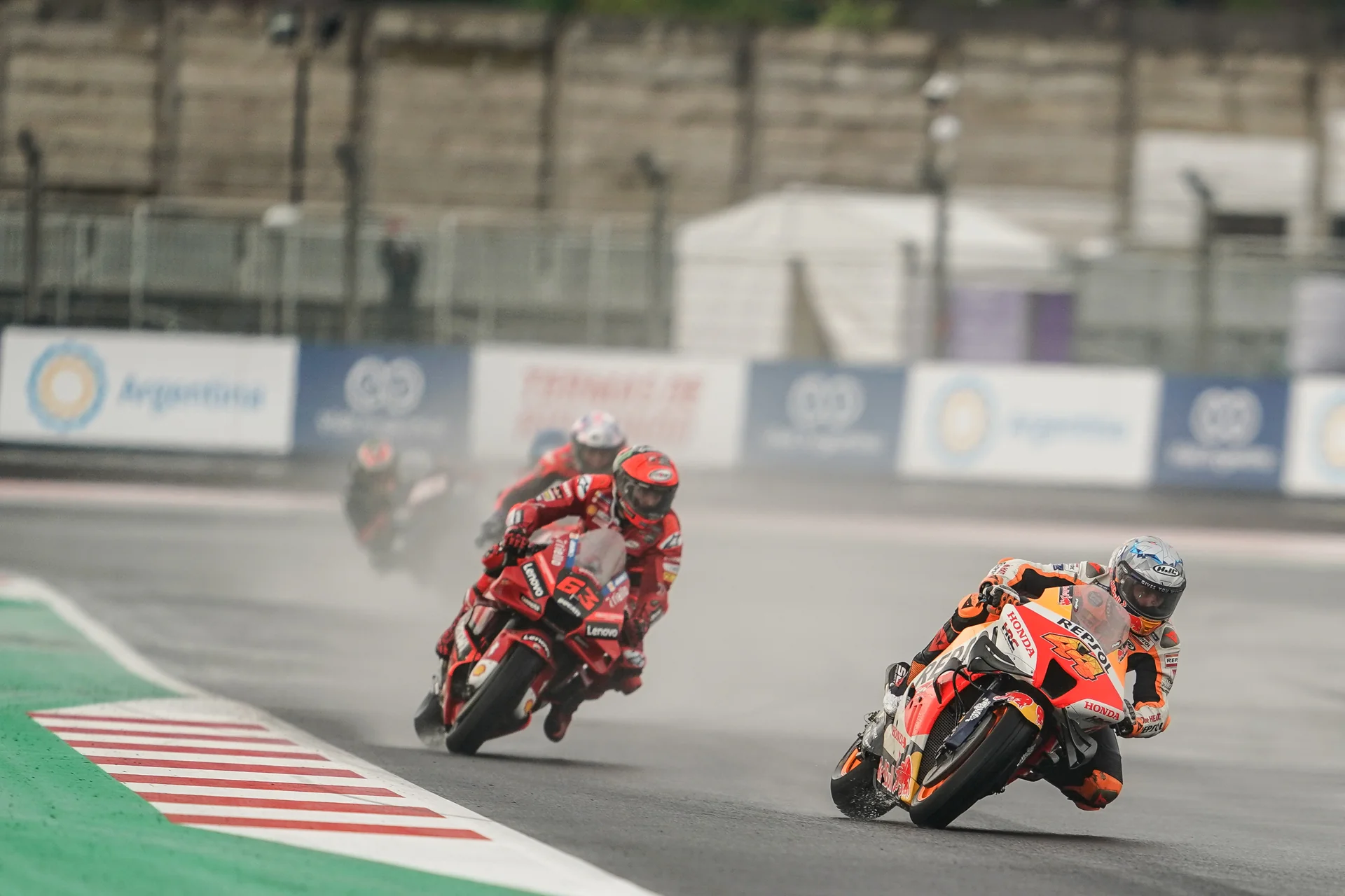 Pol Espargaro memimpin Francesco Bagnaia saat balapan MotoGP basah di Sirkuit Mandalika, Lombok, 2022
