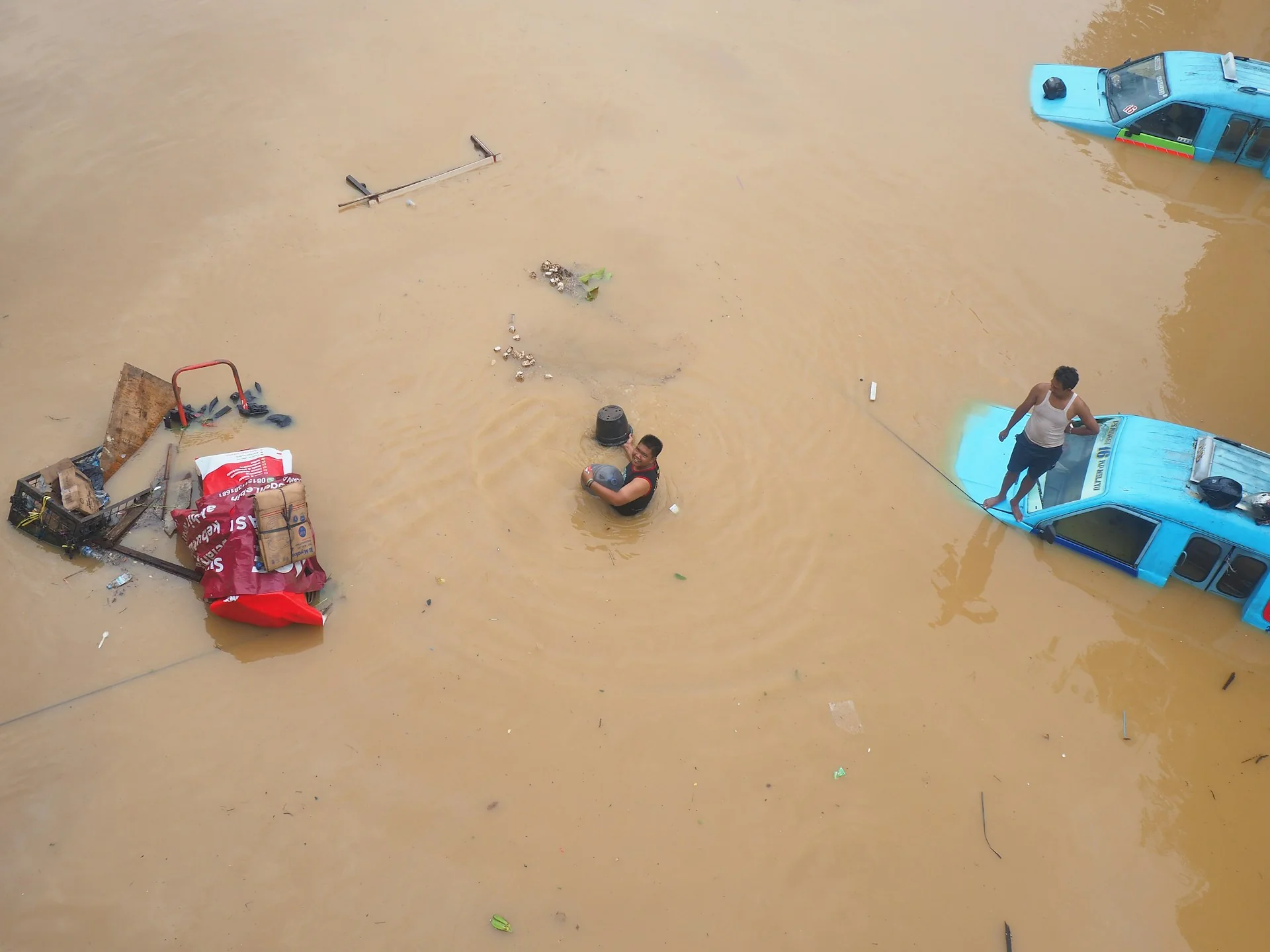 Banjir merendam jalan dan angkot di Jakarta Selatan