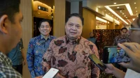 Menko Perekonomian Airlangga Hartarto menjawab pertanyaan wartawan