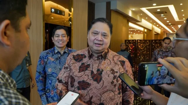 Menko Perekonomian Airlangga Hartarto menjawab pertanyaan wartawan