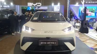 BYD Atto 1 putih dipajang di booth BYD saat pameran GIIAS 2026 di Bandung