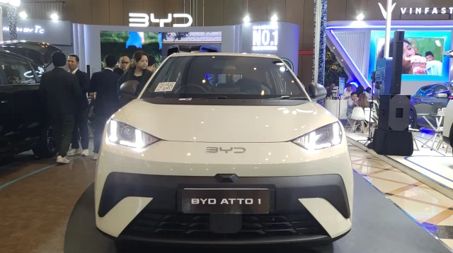 BYD Atto 1 putih dipajang di booth BYD saat pameran GIIAS 2026 di Bandung