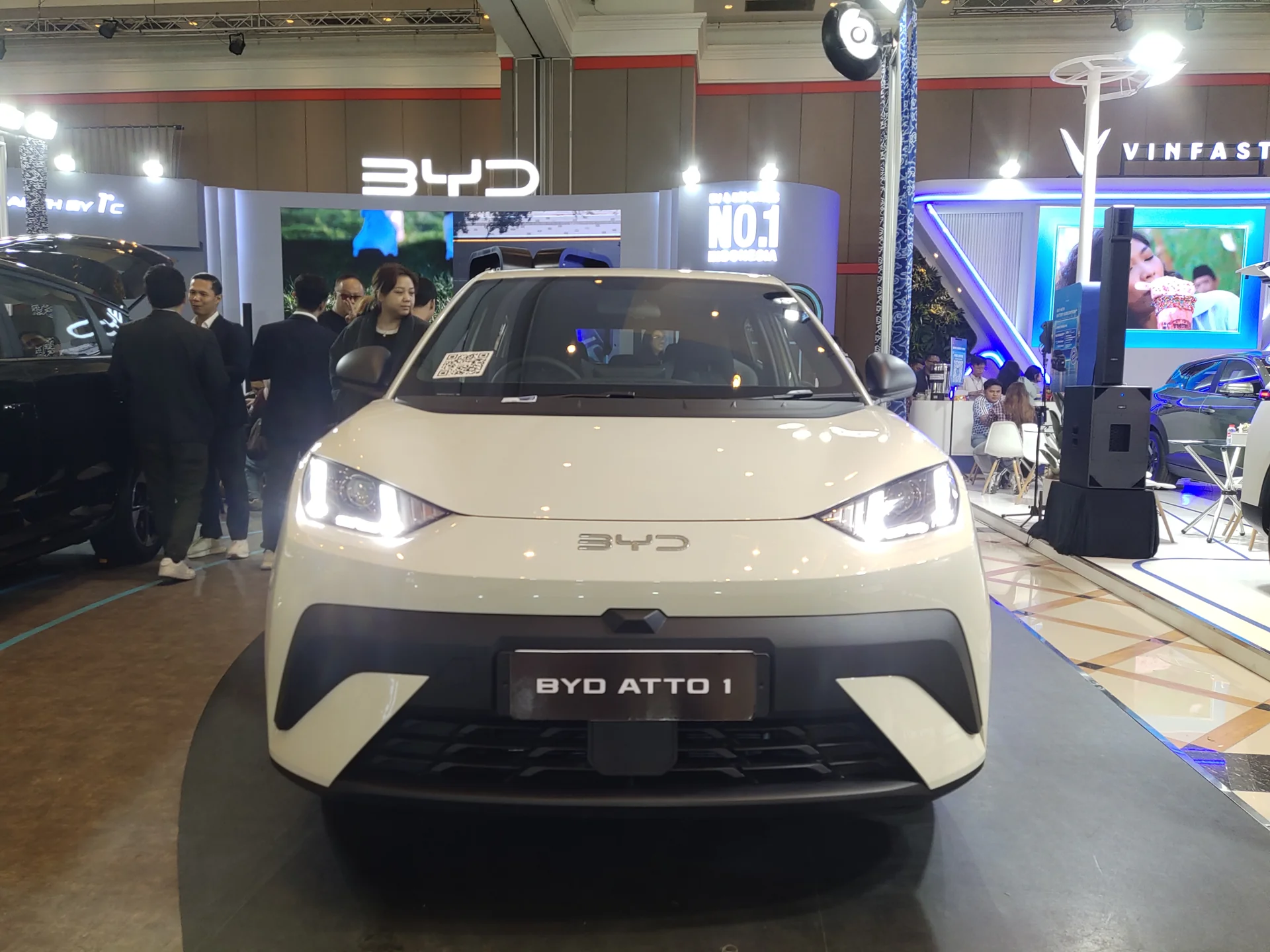 BYD Atto 1 putih dipajang di booth BYD saat pameran GIIAS 2026 di Bandung