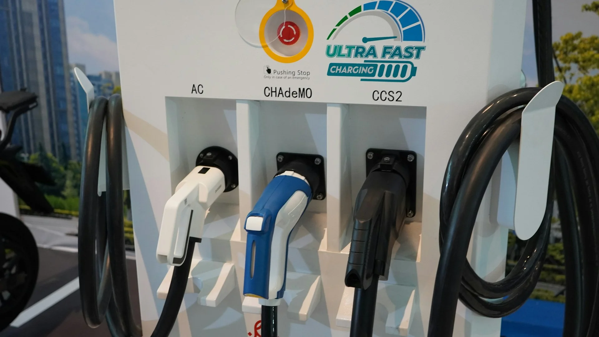 Unit charger cepat DC berlabel Ultra Fast Charging dengan tiga konektor: AC, CHAdeMO, dan CCS2