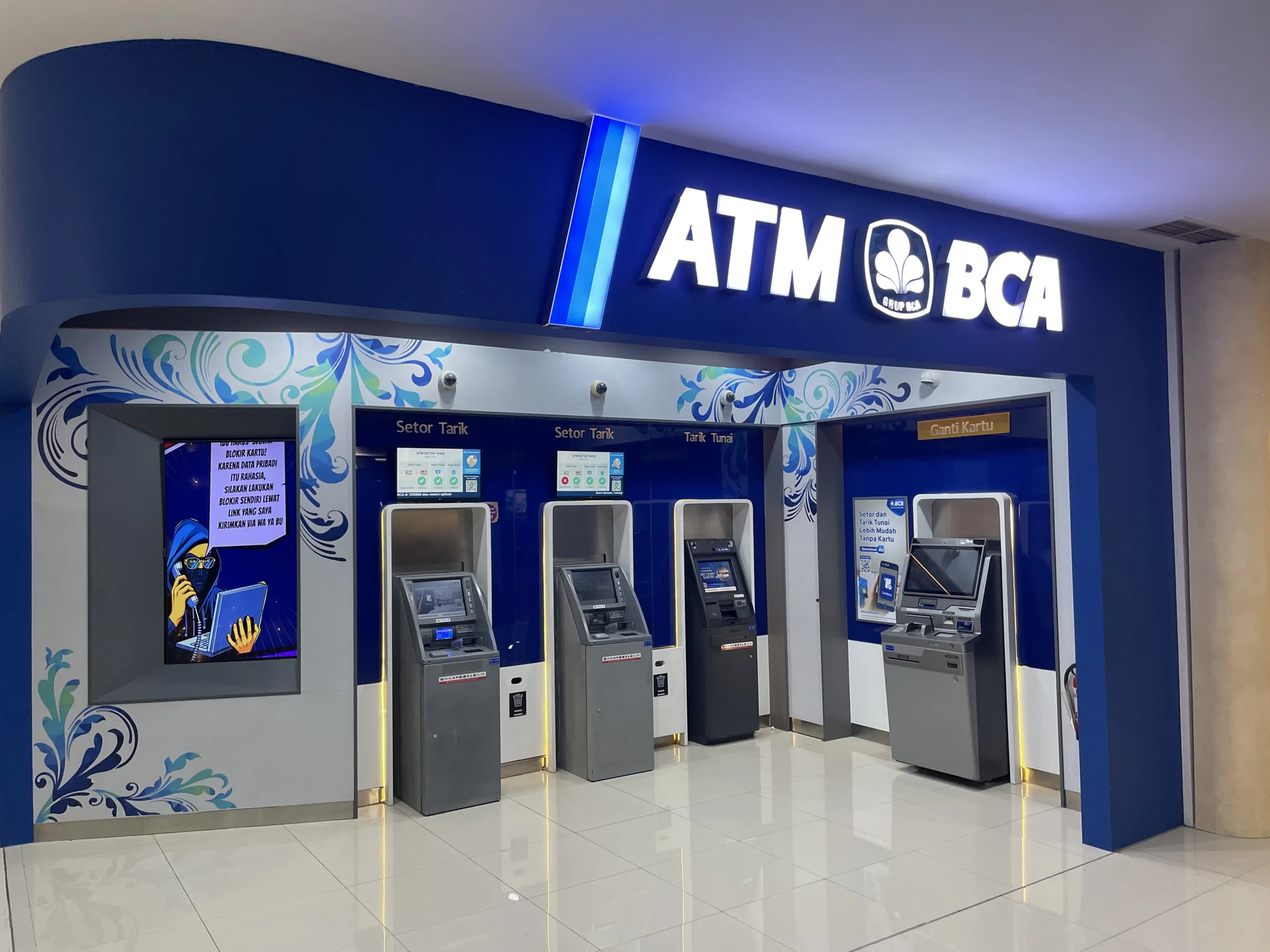 Deretan mesin ATM dan setor tarik BCA di bawah papan nama ATM BCA berwarna biru