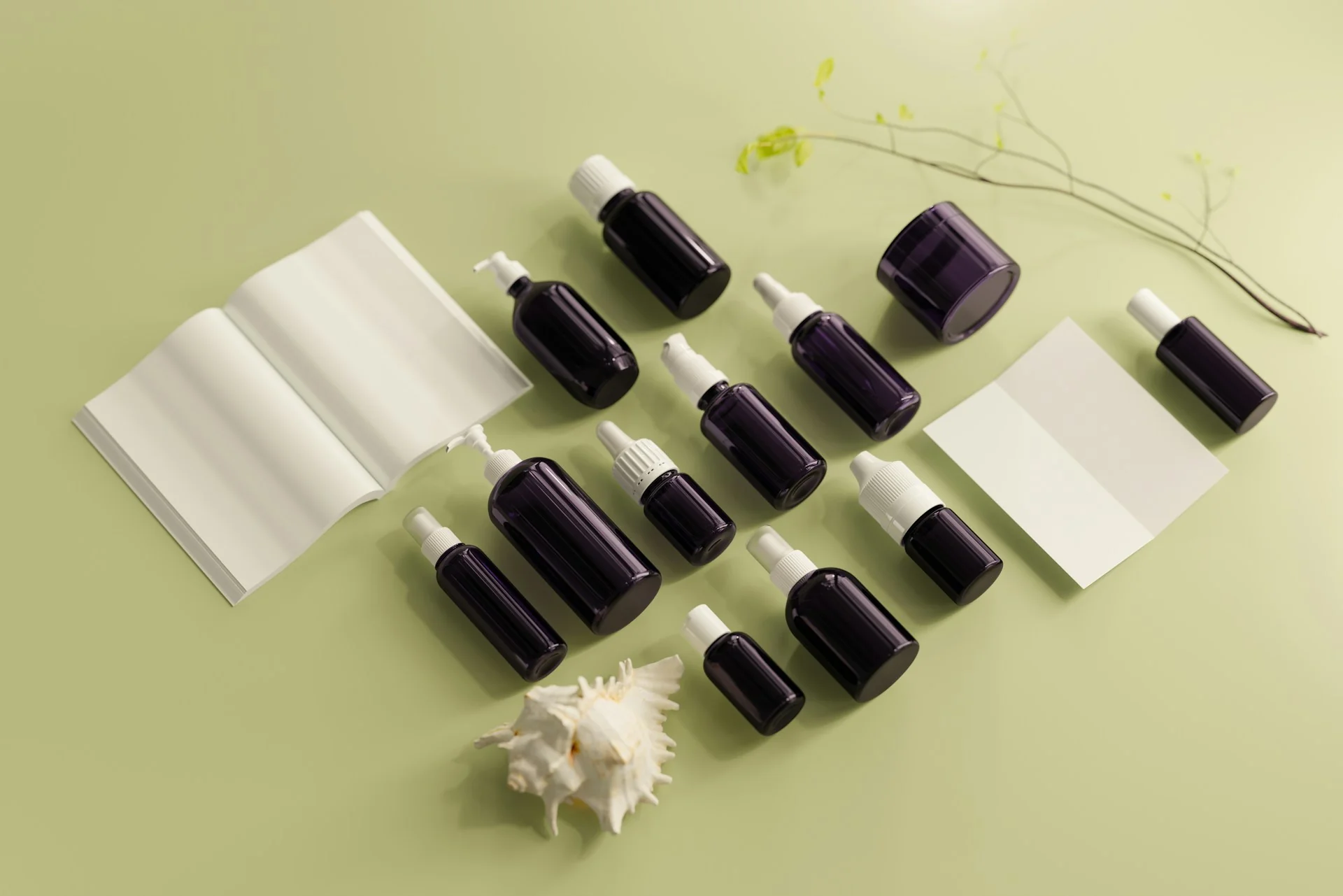 Deretan botol dan toples skincare ungu gelap tanpa label di atas meja hijau