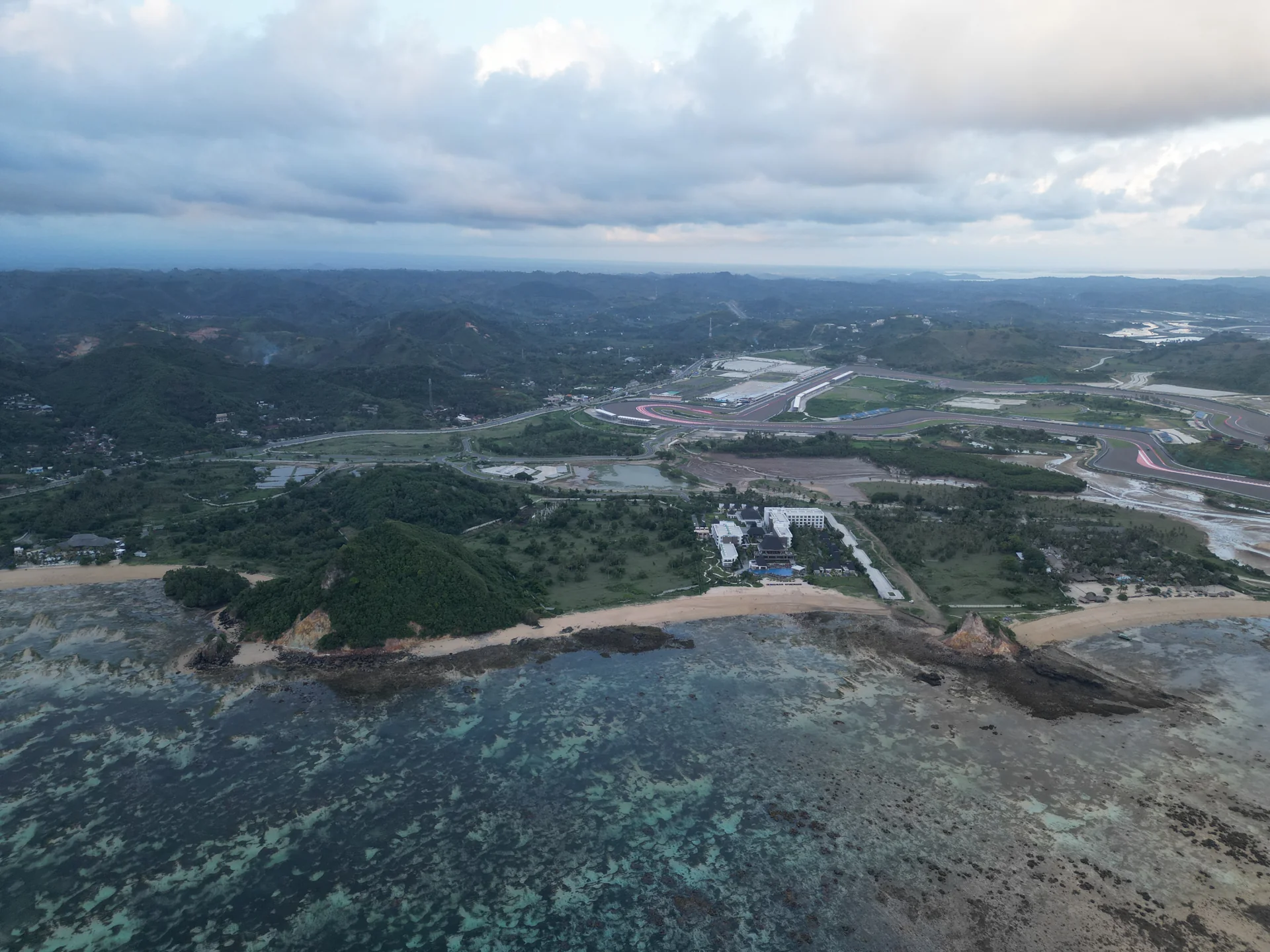 Foto udara Sirkuit Mandalika, lokasi jadwal MotoGP Mandalika 2026, di tepi pantai Lombok Tengah