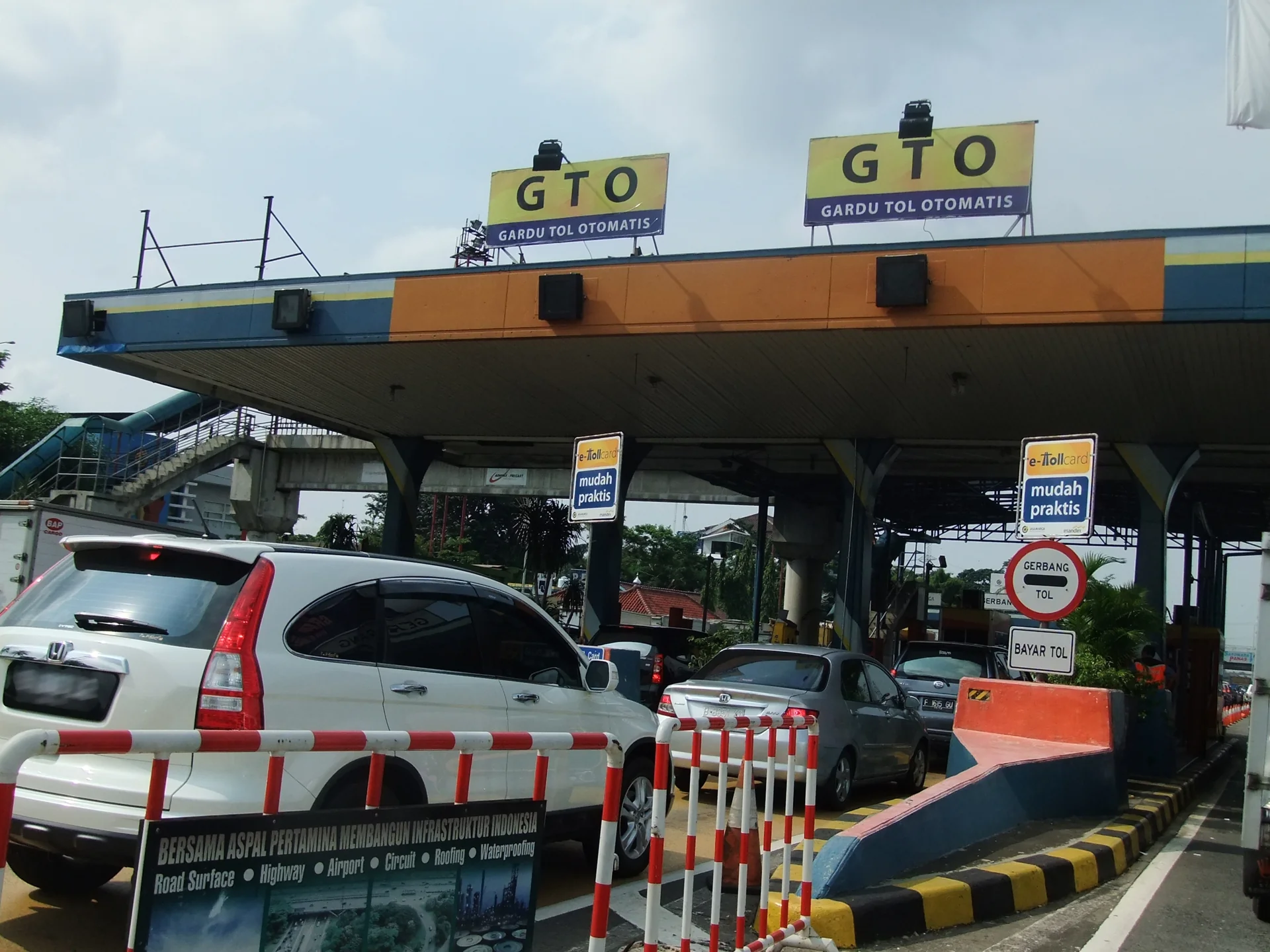 Antrean mobil di Gardu Tol Otomatis (GTO) dengan papan e-Toll Card mudah praktis dan rambu bayar tol