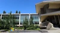 Papan logo Microsoft di depan Gedung 92 kantor pusat Microsoft di Redmond, Washington