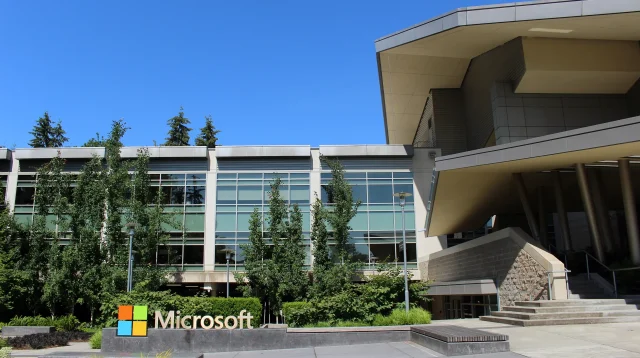 Papan logo Microsoft di depan Gedung 92 kantor pusat Microsoft di Redmond, Washington