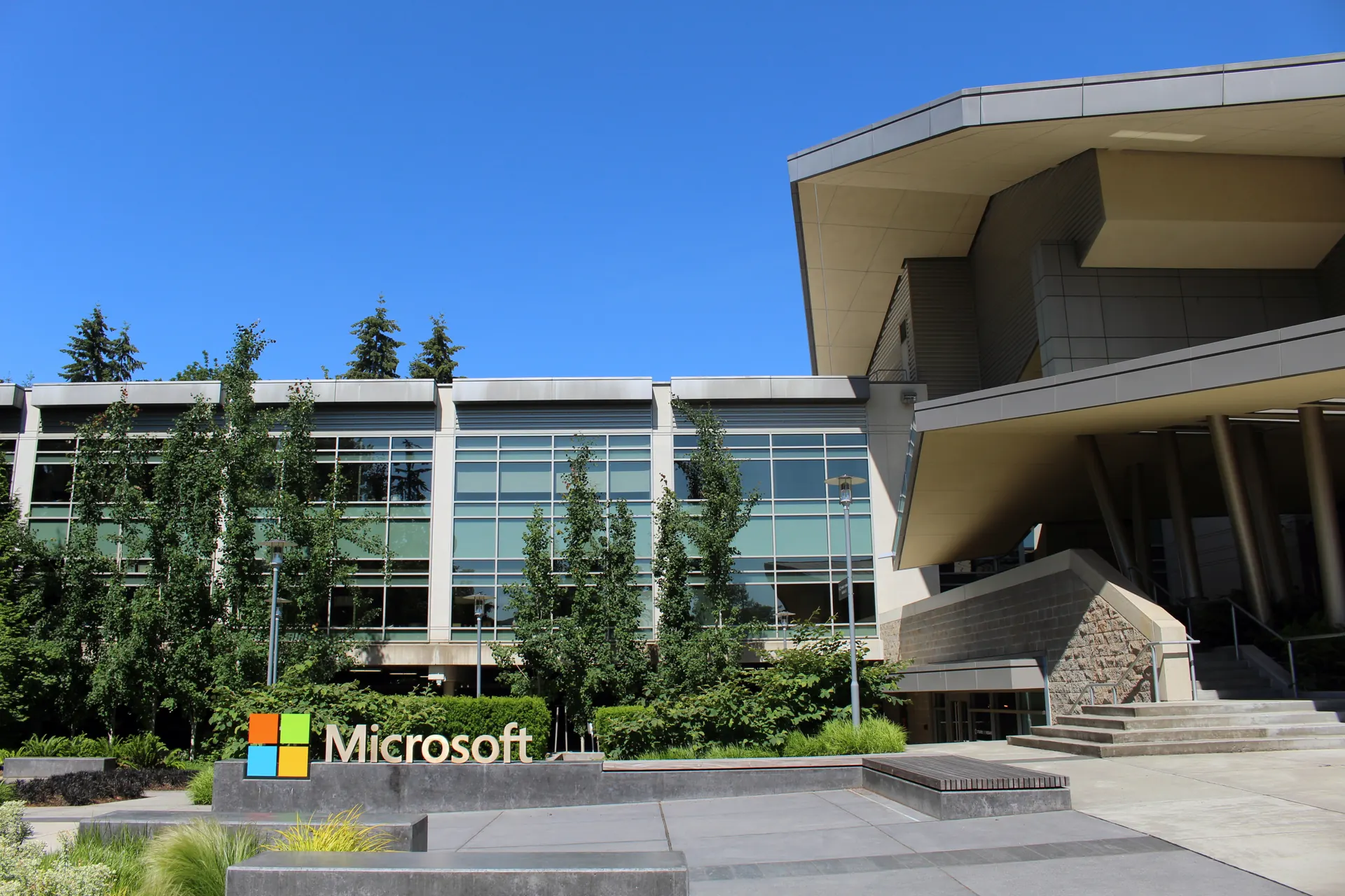 Papan logo Microsoft di depan Gedung 92 kantor pusat Microsoft di Redmond, Washington