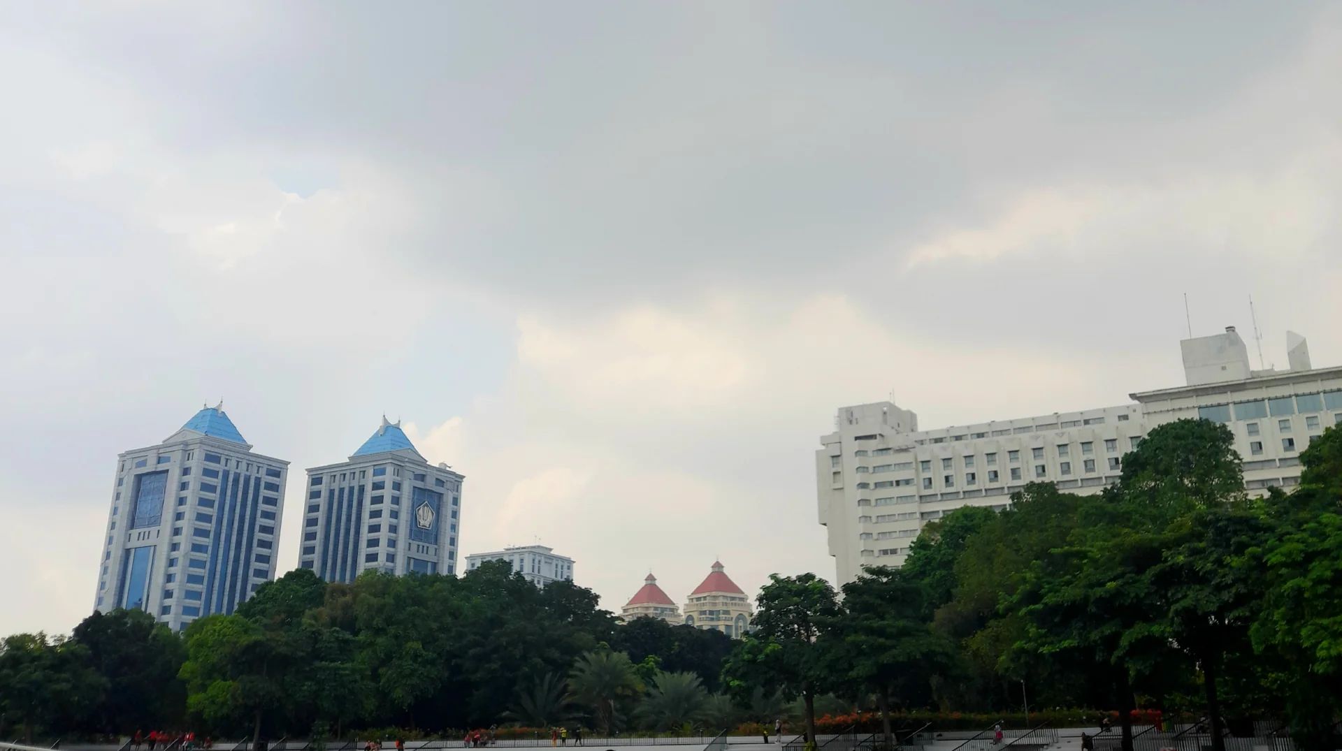 Menara kantor Kementerian Keuangan berlogo Kemenkeu, penyusun RAPBN dan Nota Keuangan, dilihat dari Taman Lapangan Banteng