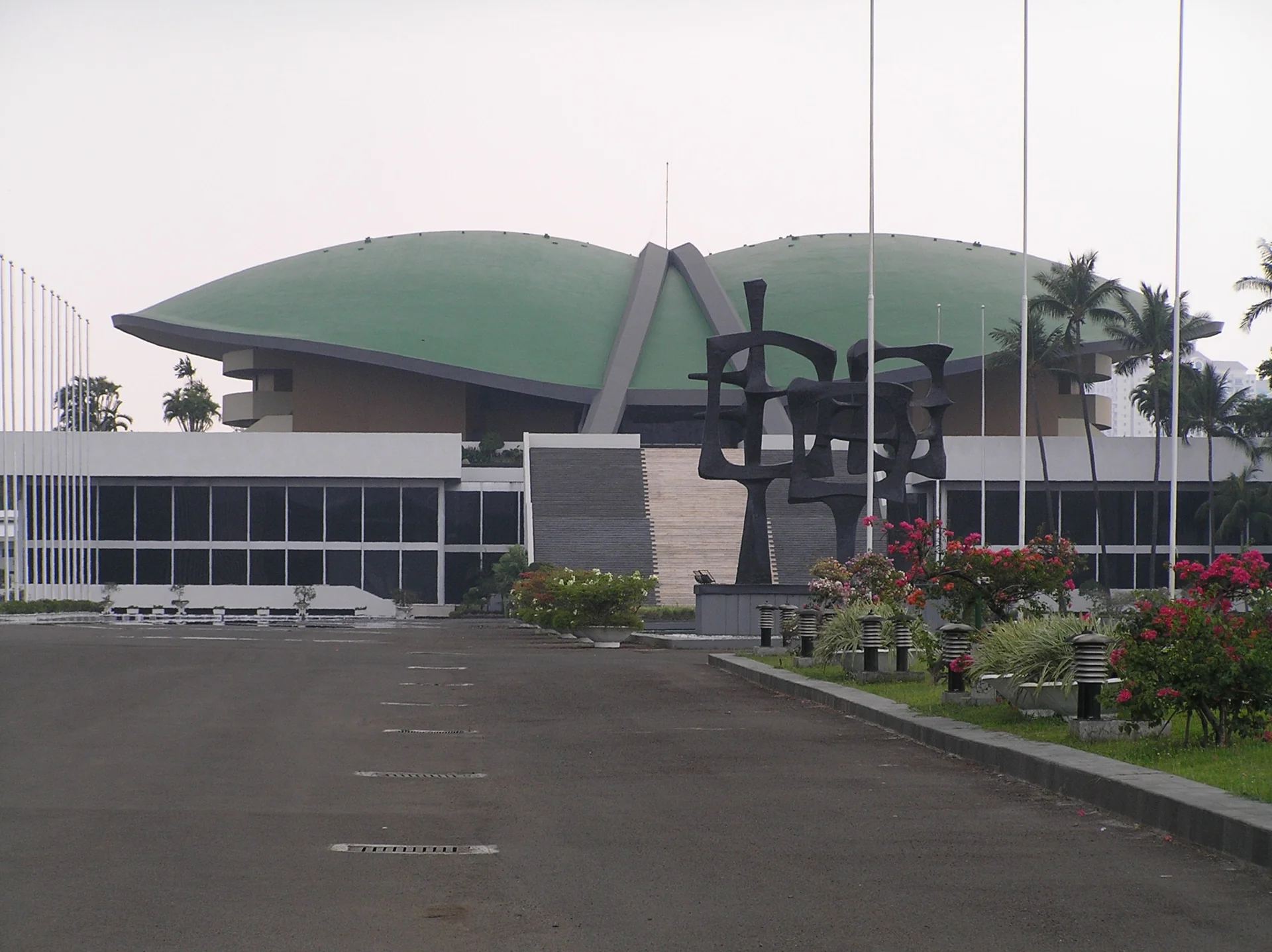 Gedung Nusantara kompleks parlemen Senayan dengan atap kubah hijau, tempat DPR membahas RAPBN