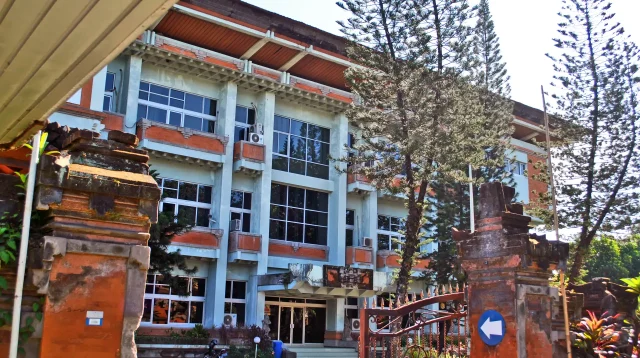 Gedung kantor Telkom Indonesia dengan logo perusahaan