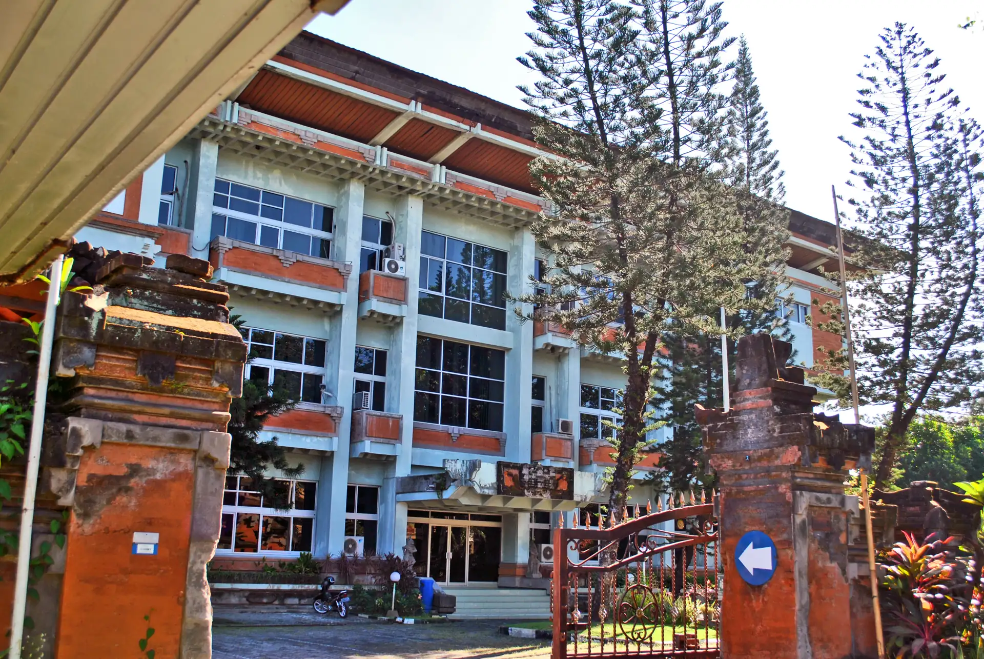 Gedung kantor Telkom Indonesia dengan logo perusahaan