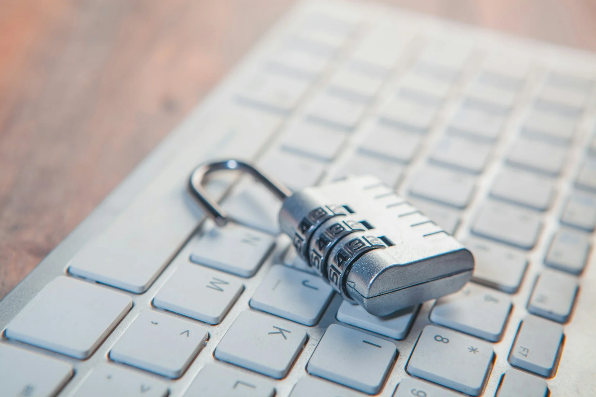 Gembok kombinasi di atas keyboard komputer sebagai simbol keamanan data pelanggan UMKM