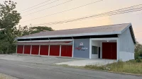 Gerai Koperasi Desa Merah Putih Trasan, Klaten Bangunan gerai Koperasi Desa Merah Putih Desa Trasan, Juwiring, Klaten, dengan deretan pintu gulung merah di tepi jalan desa