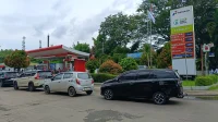 Antrean mobil di SPBU Pertamina 31.168.01 dengan tiang papan harga Pertamax Turbo, Pertamax, Dexlite, dan Pertalite