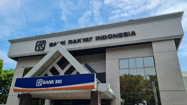 Gedung Kantor Cabang Bank Rakyat Indonesia di Parepare dengan papan nama Bank BRI di bawah langit biru