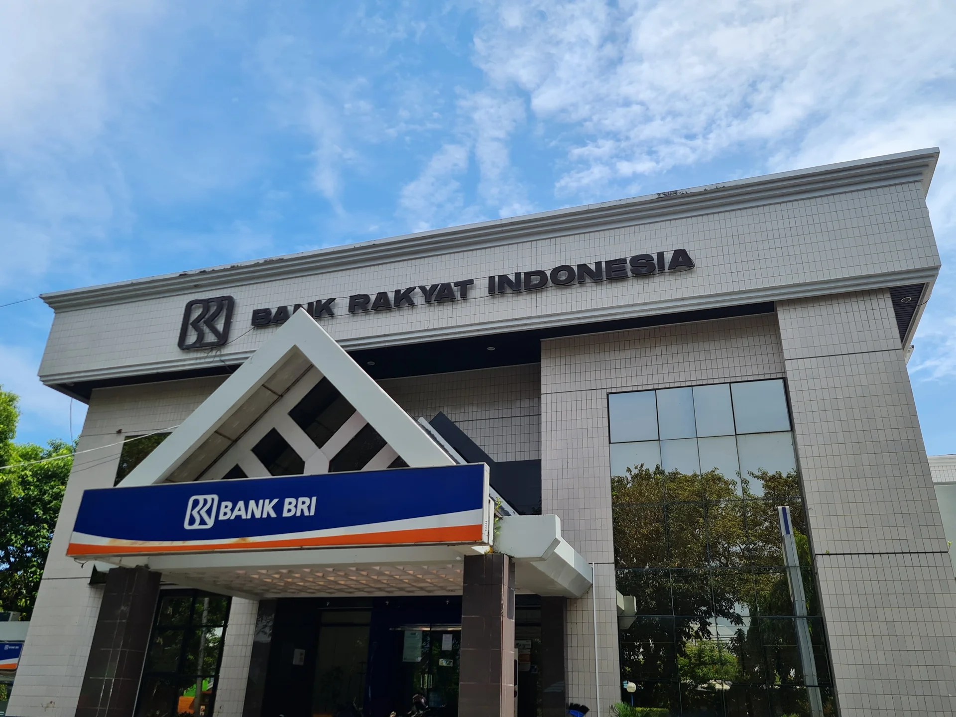 Gedung Kantor Cabang Bank Rakyat Indonesia di Parepare dengan papan nama Bank BRI di bawah langit biru