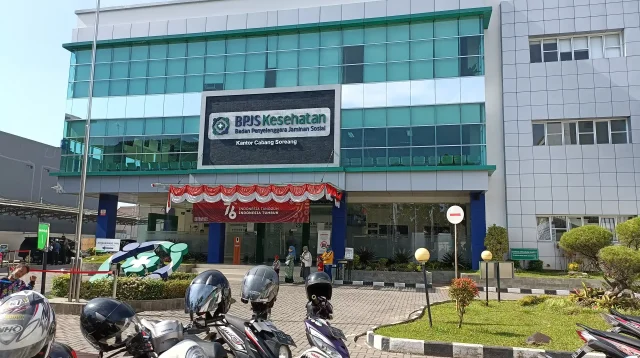 Gedung Kantor Cabang BPJS Kesehatan Soreang dengan papan nama dan deretan sepeda motor di halaman parkir