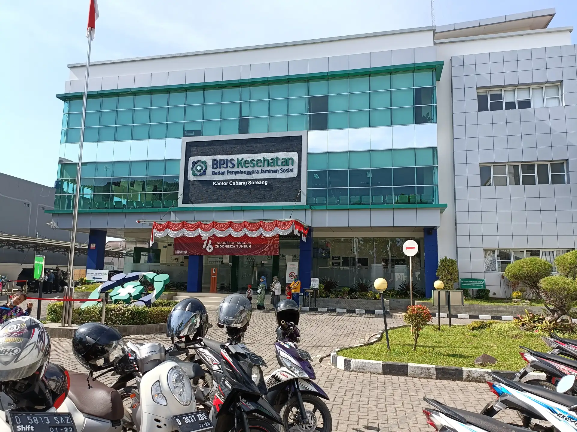 Gedung Kantor Cabang BPJS Kesehatan Soreang dengan papan nama dan deretan sepeda motor di halaman parkir