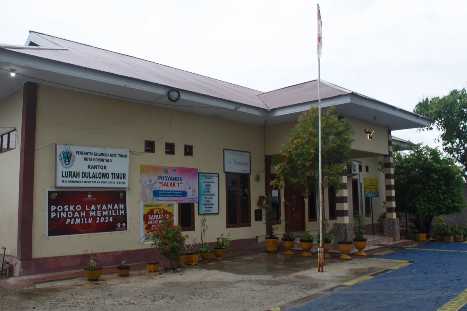 Kantor Kelurahan Dulalowo Timur, Kota Gorontalo, dengan papan nama dan spanduk layanan warga