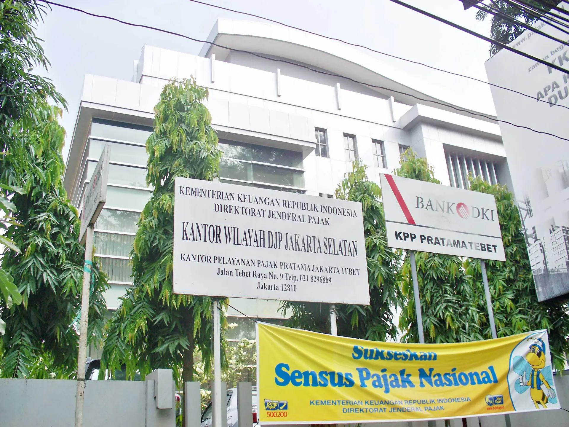 Papan nama Kantor Pelayanan Pajak Pratama Jakarta Tebet di depan gedung Kanwil DJP Jakarta Selatan