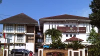 Gedung Kantor Pelayanan Pajak Pratama Purbalingga dengan papan nama cokelat dan pagar depan