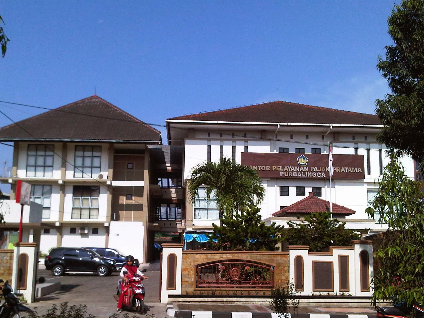 Gedung Kantor Pelayanan Pajak Pratama Purbalingga dengan papan nama cokelat dan pagar depan