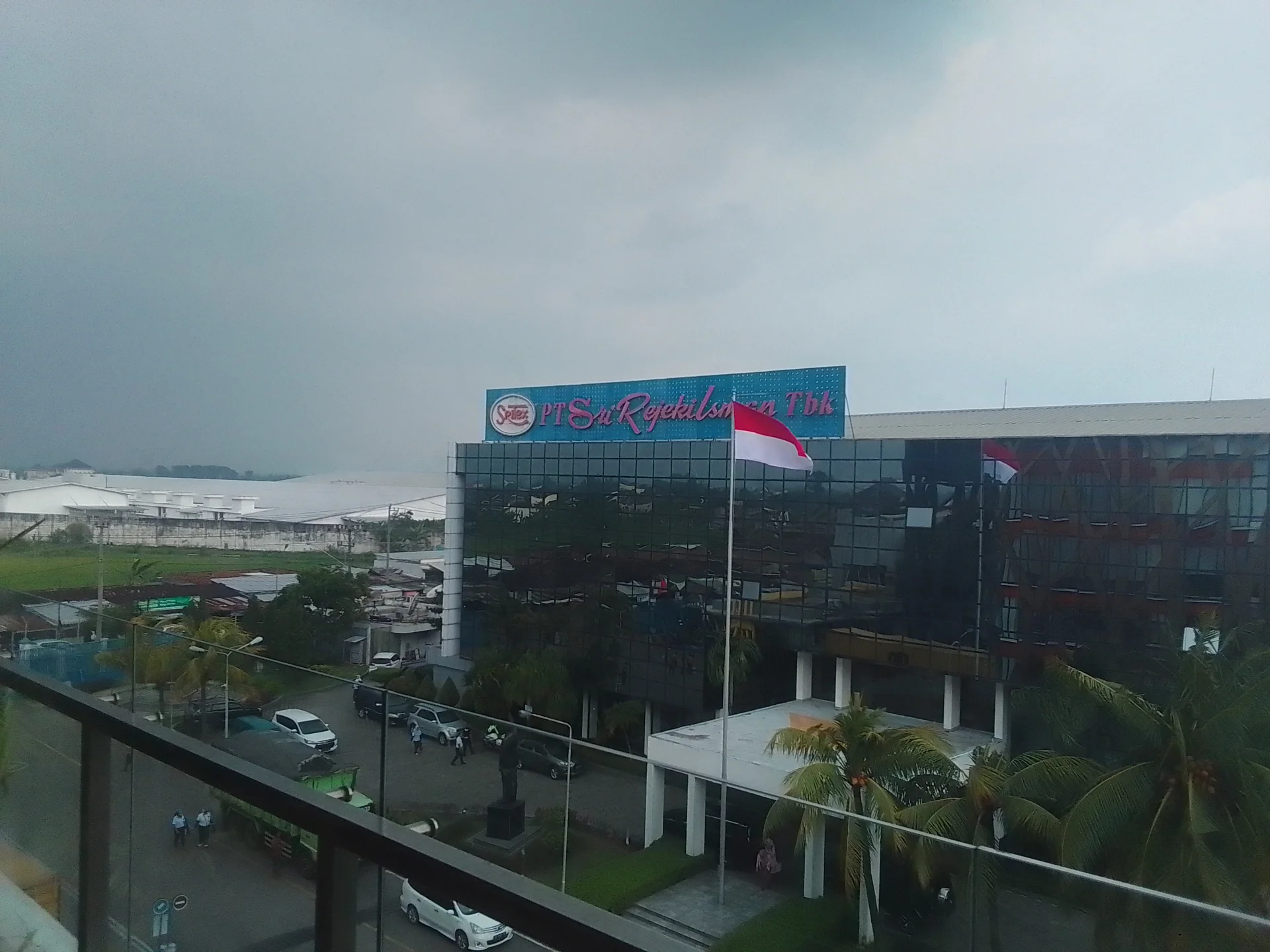 Gedung kantor pusat PT Sri Rejeki Isman Tbk (Sritex) berpapan nama biru dengan bendera Merah Putih dan atap pabrik di kawasan industri Sukoharjo
