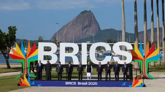Presiden Prabowo Subianto bersama para pemimpin BRICS di KTT ke-17 Rio de Janeiro, wajah kebijakan luar negeri Indonesia di masa globalisasi