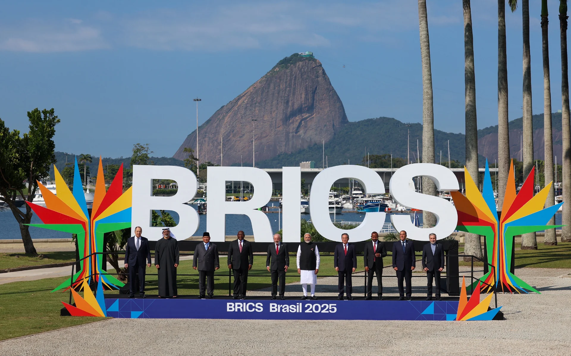 Presiden Prabowo Subianto bersama para pemimpin BRICS di KTT ke-17 Rio de Janeiro, wajah kebijakan luar negeri Indonesia di masa globalisasi