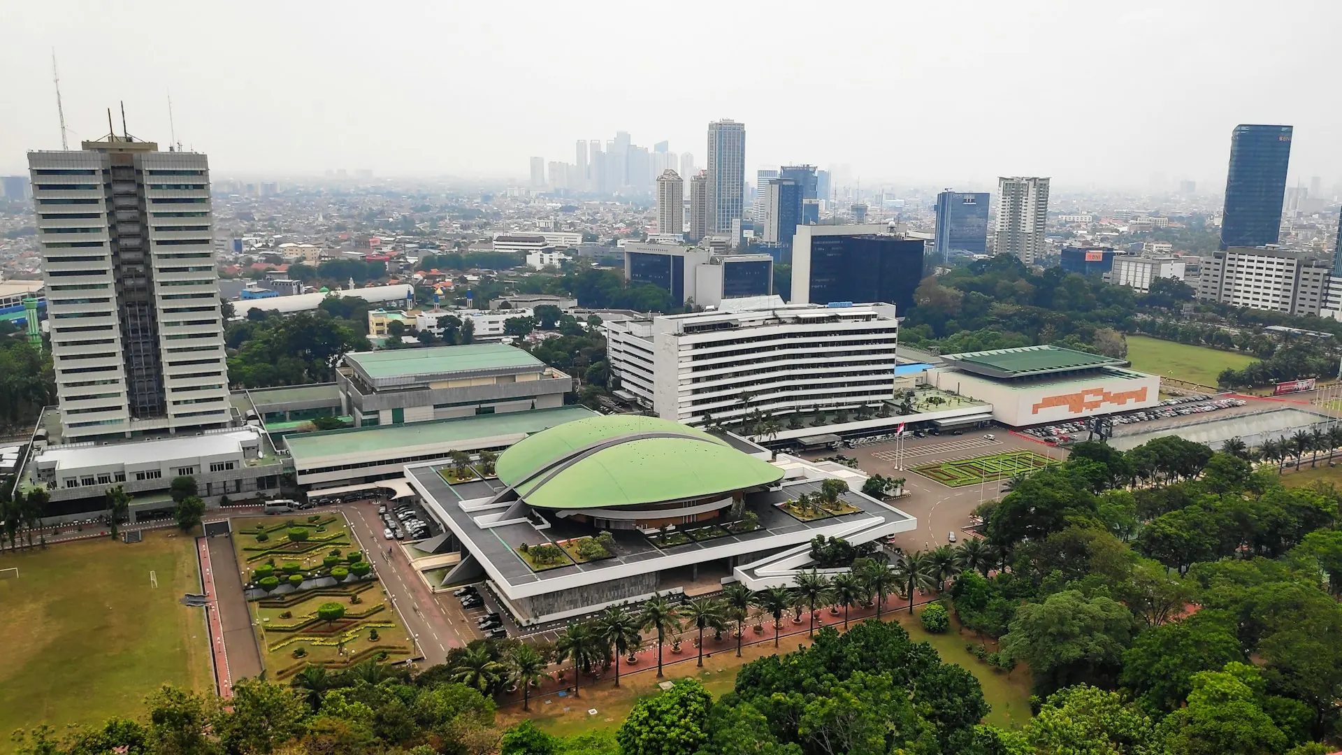 Foto udara kompleks parlemen DPR/MPR di Senayan Jakarta dengan kubah hijau Gedung Nusantara