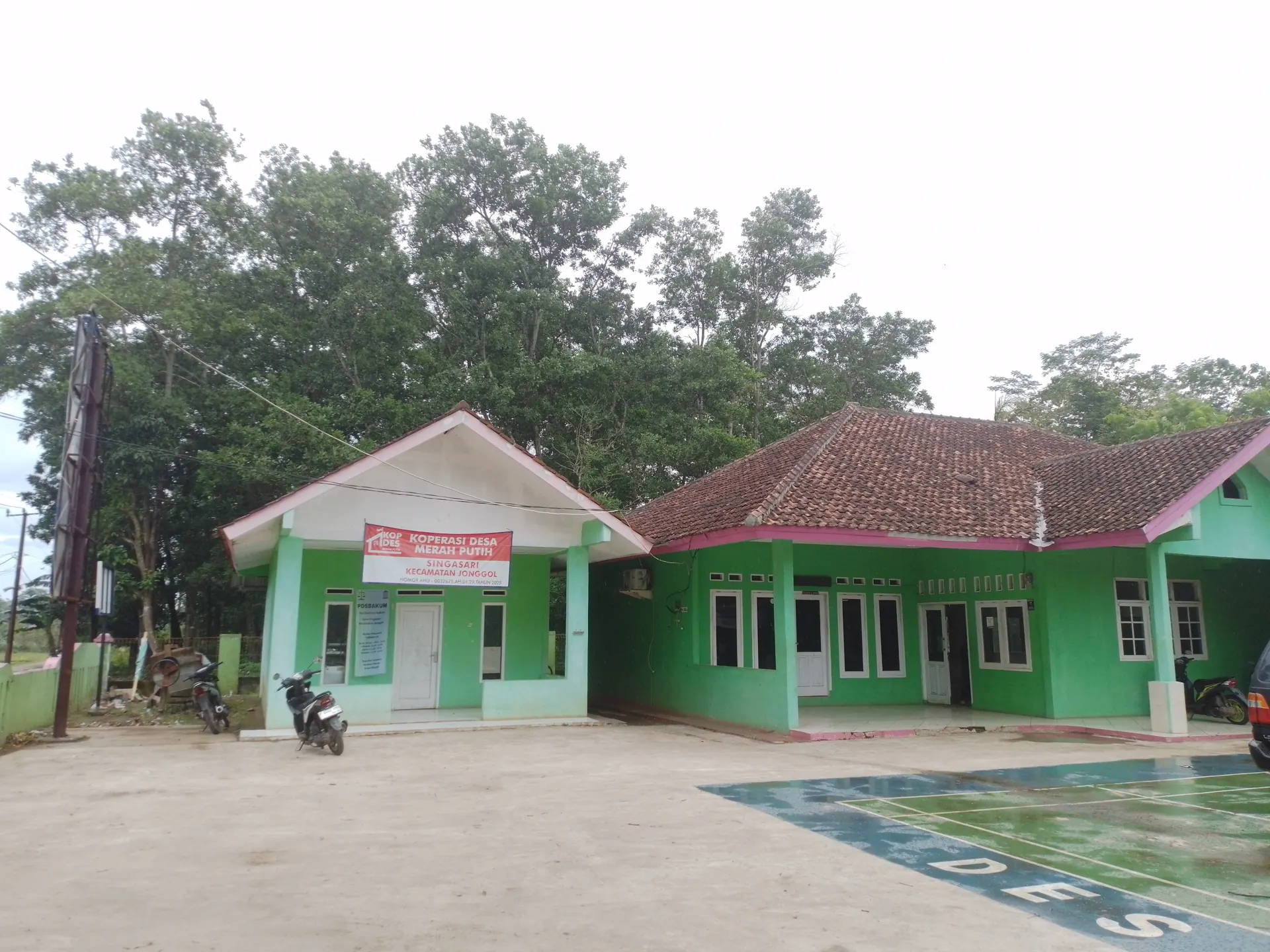 Bangunan Koperasi Desa Merah Putih bercat hijau di kompleks kantor Desa Singasari, Jonggol, Kabupaten Bogor