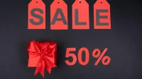 Label SALE merah dan angka diskon 50 persen di samping kotak kado