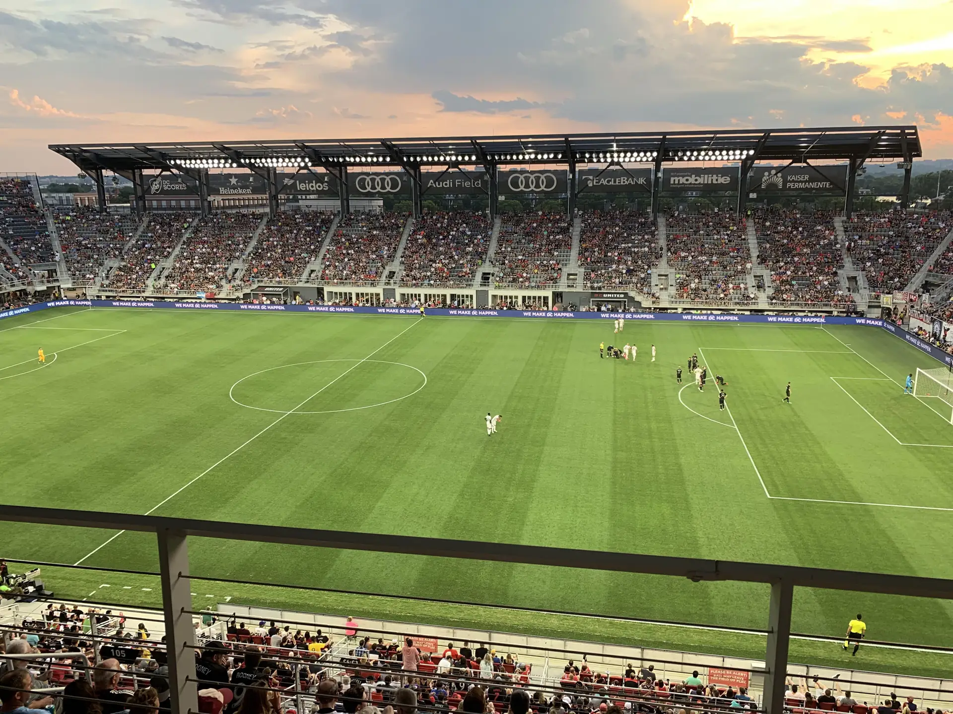 Pertandingan D.C. United di Audi Field dengan tribun penuh penonton saat senja