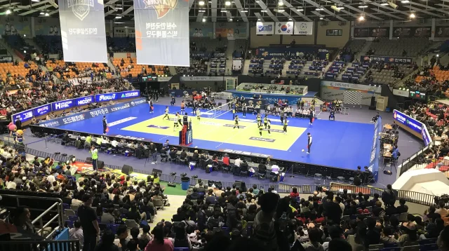 Pemain voli putri Hyundai E&C (kini Hyundai Hillstate) bertanding melawan Heungkuk Life di Suwon Gymnasium