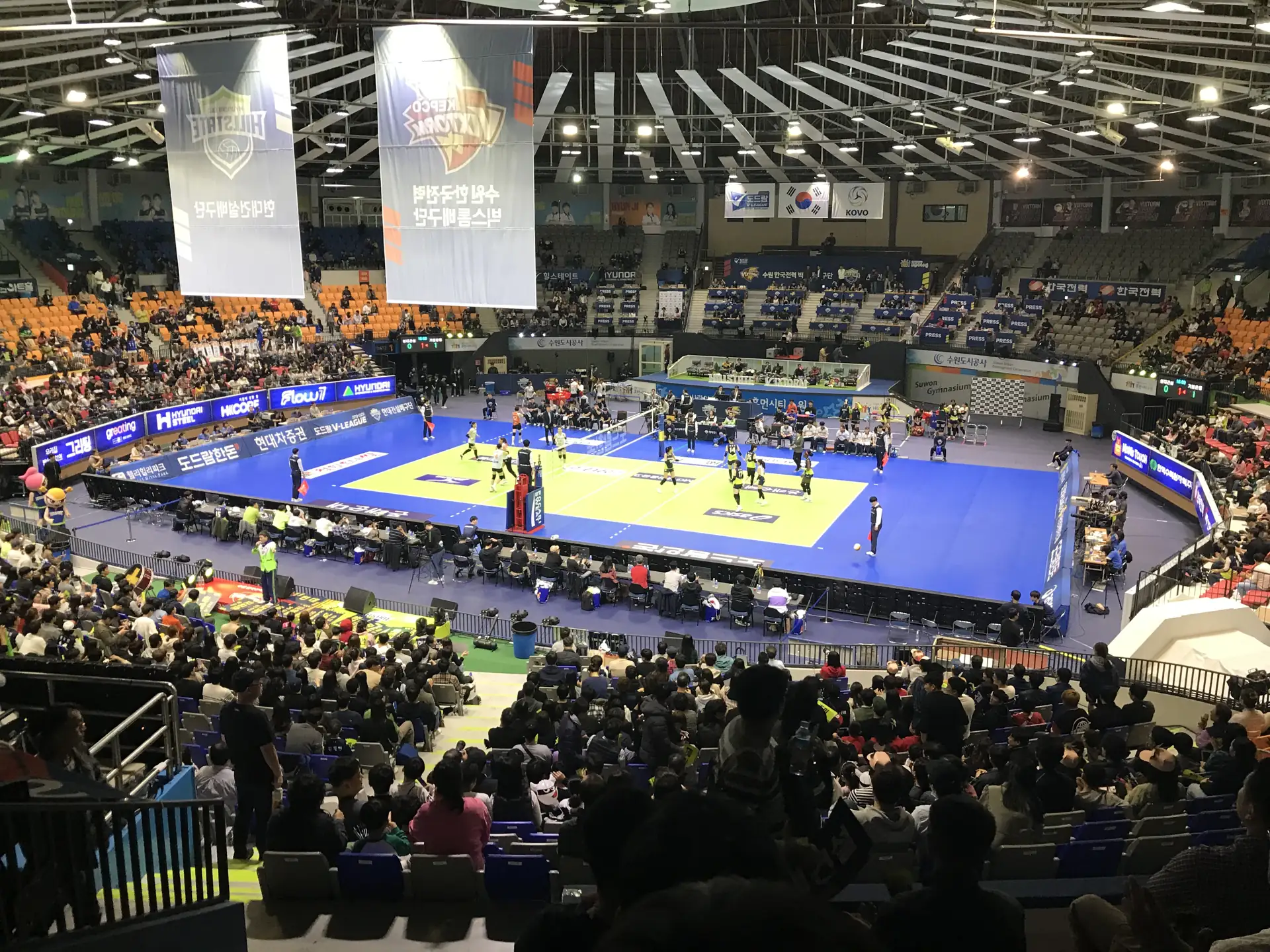 Pemain voli putri Hyundai E&C (kini Hyundai Hillstate) bertanding melawan Heungkuk Life di Suwon Gymnasium