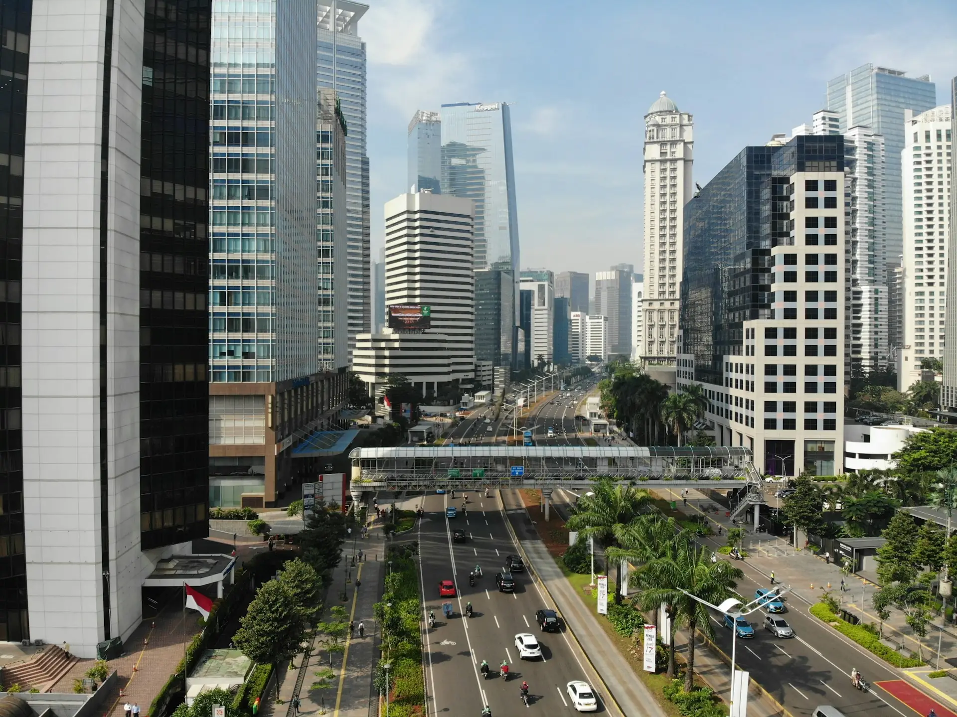 Lalu lintas mobil dan motor di jalan multilajur Jakarta, gambaran pola pakai saat memilih mobil listrik atau hybrid