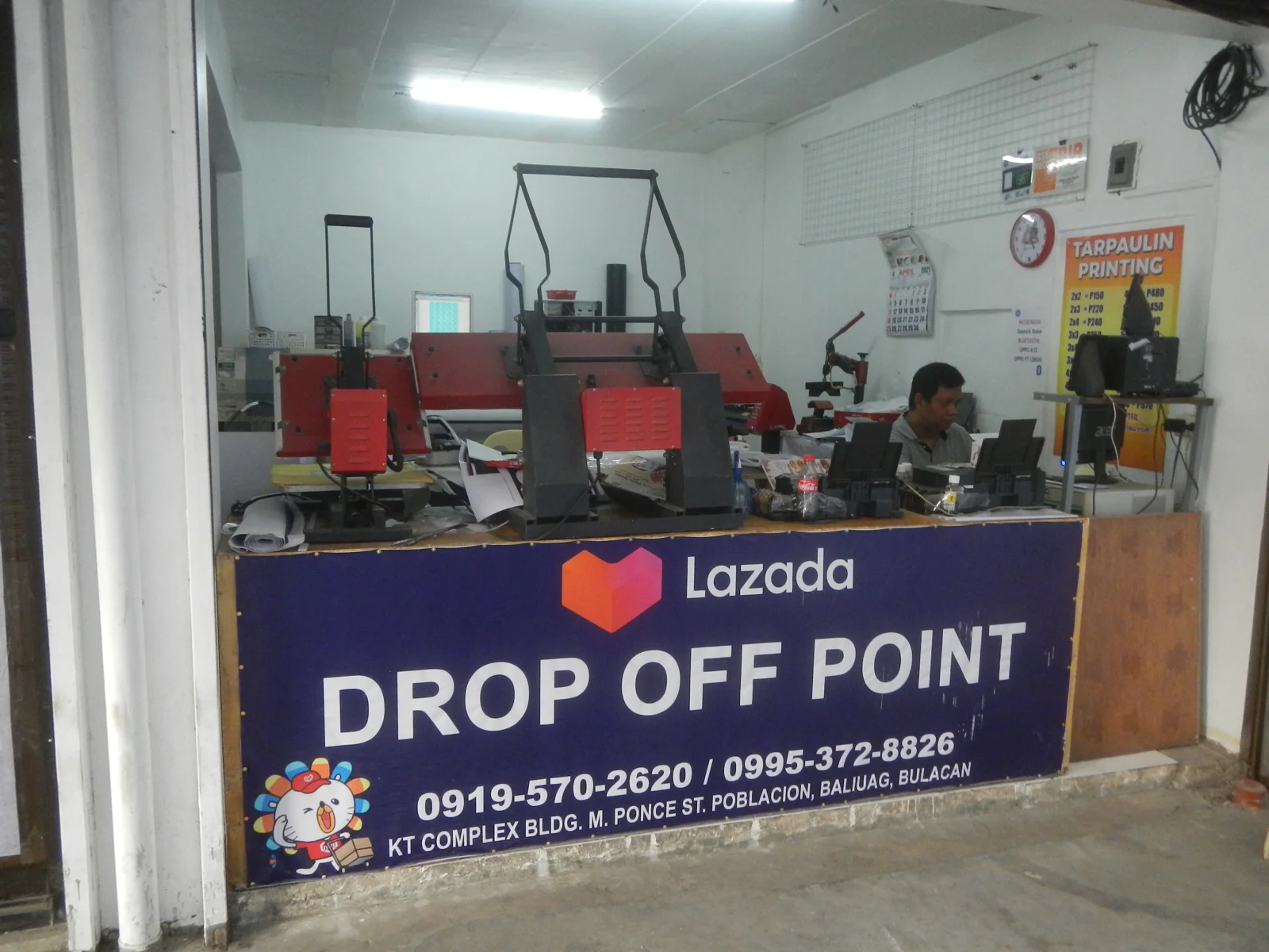 Konter drop off point Lazada tempat penjual menyerahkan paket pesanan