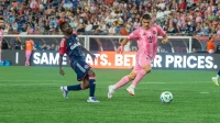 Luis Suárez berseragam merah muda Inter Miami menggiring bola di laga MLS