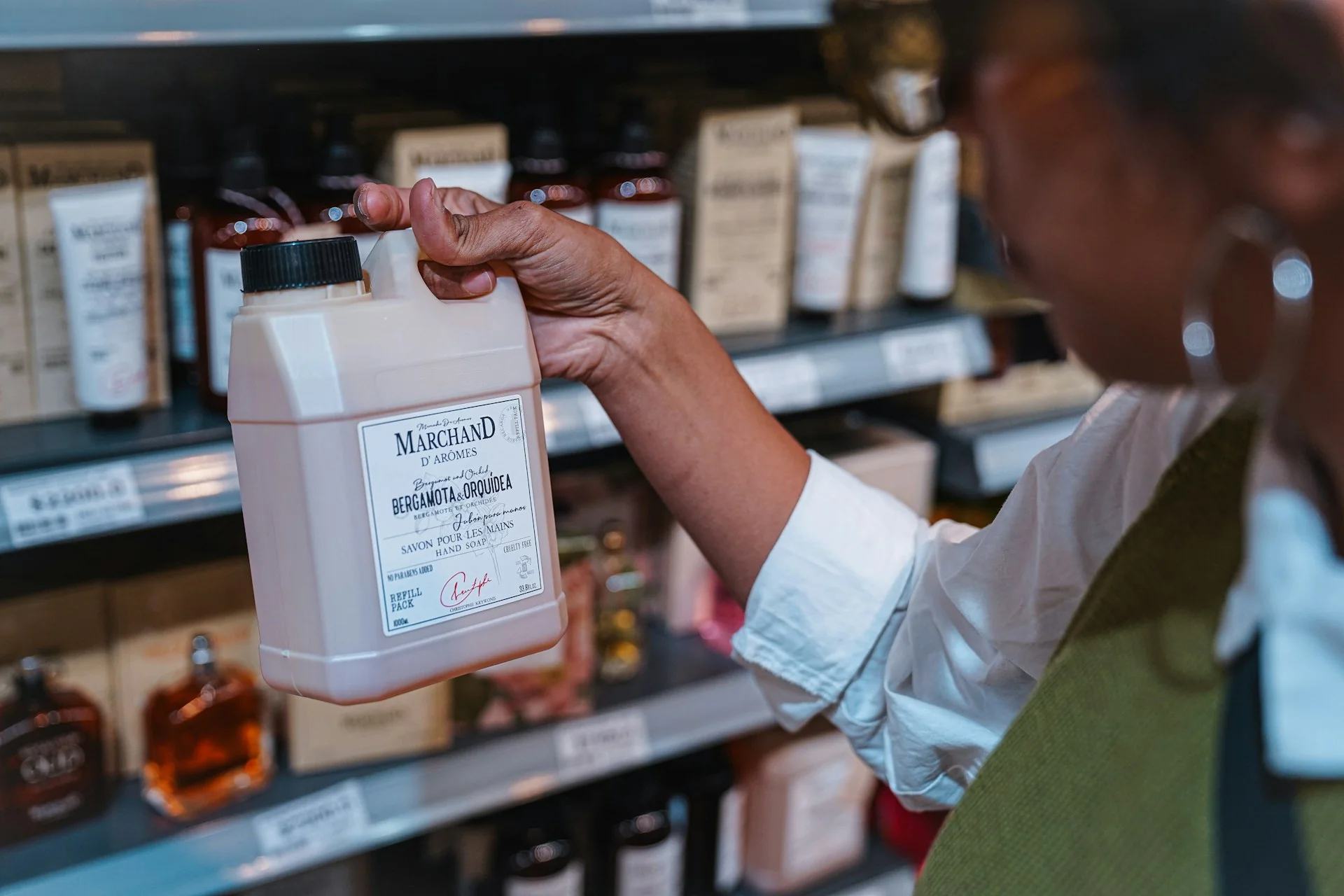 Perempuan memeriksa label kemasan produk perawatan di rak toko untuk memilih skincare aman untuk ibu hamil
