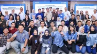Menaker Yassierli berfoto bersama peserta MagangHub di kantor BRI