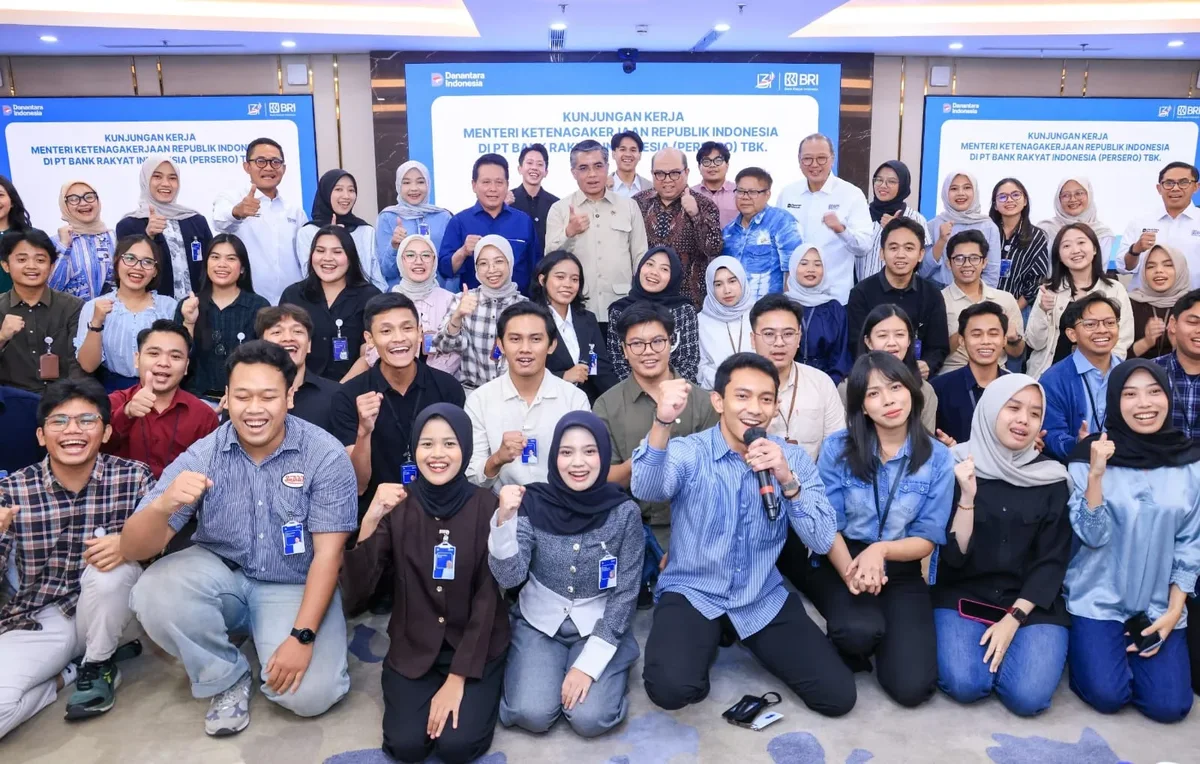 Menaker Yassierli berfoto bersama peserta MagangHub di kantor BRI