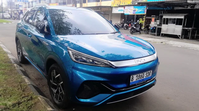 Mobil listrik BYD Atto 3 biru berpelat nomor Indonesia terparkir di tepi jalan Tangerang Selatan