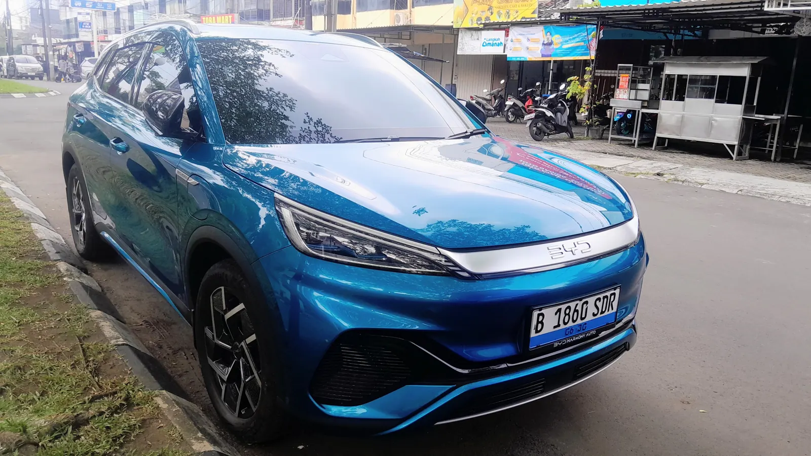 Mobil listrik BYD Atto 3 biru berpelat nomor Indonesia terparkir di tepi jalan Tangerang Selatan